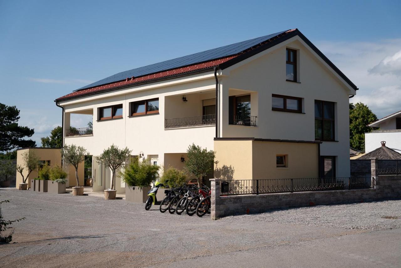 Apartments Kras 24 With Pool Sežana Esterno foto